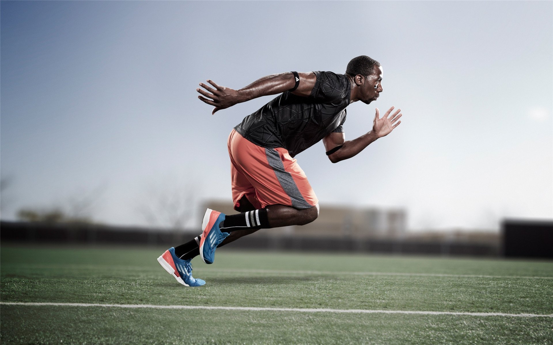 球队在小组赛中利用阵地战占据主动，队员占据场上位置后